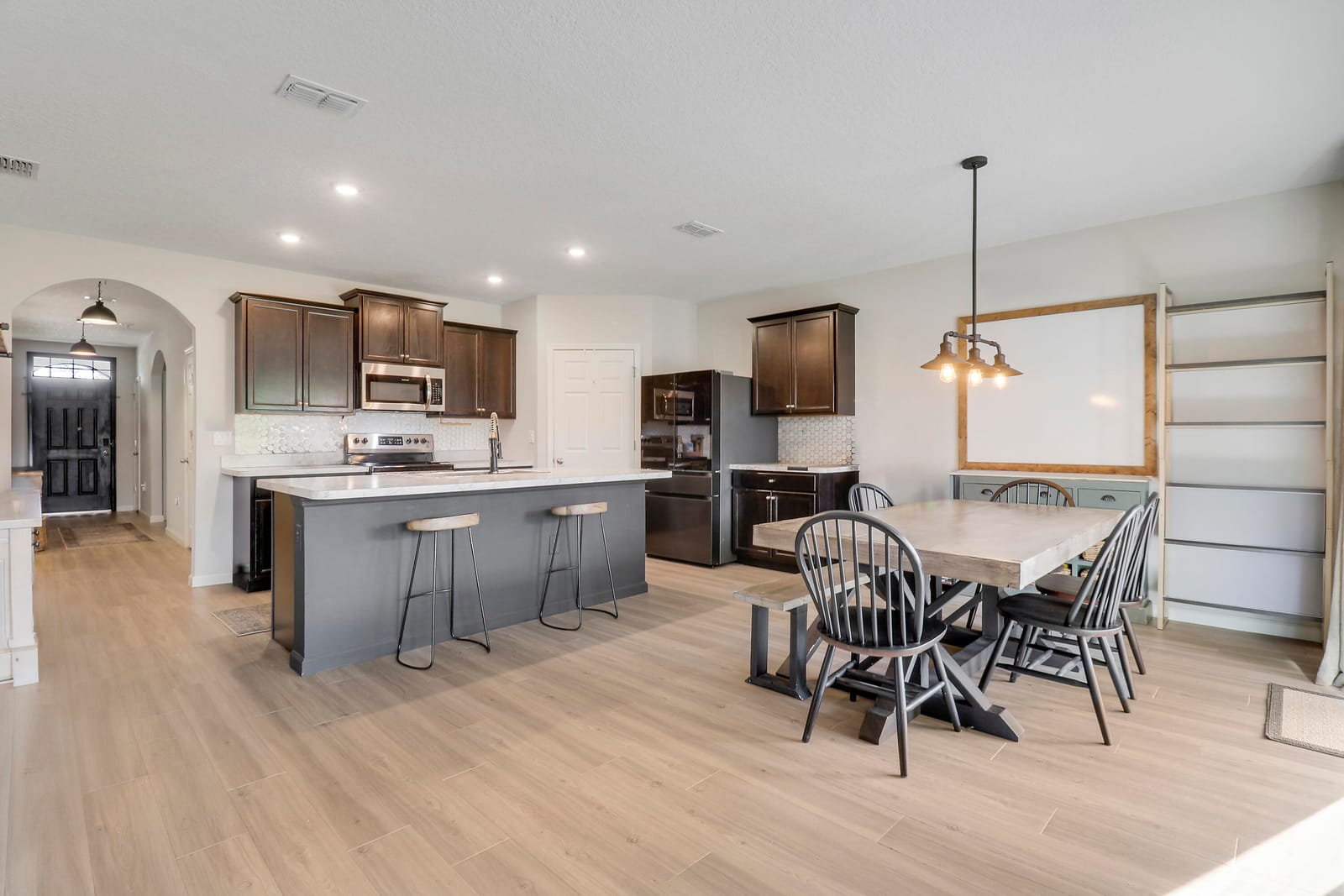 218 SW Kestor Drive — photo 2