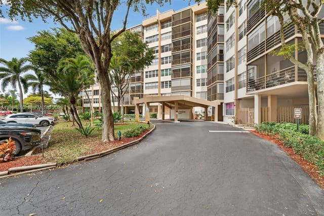 1400 Saint Charles Place 222, Pembroke Pines, FL 33026
