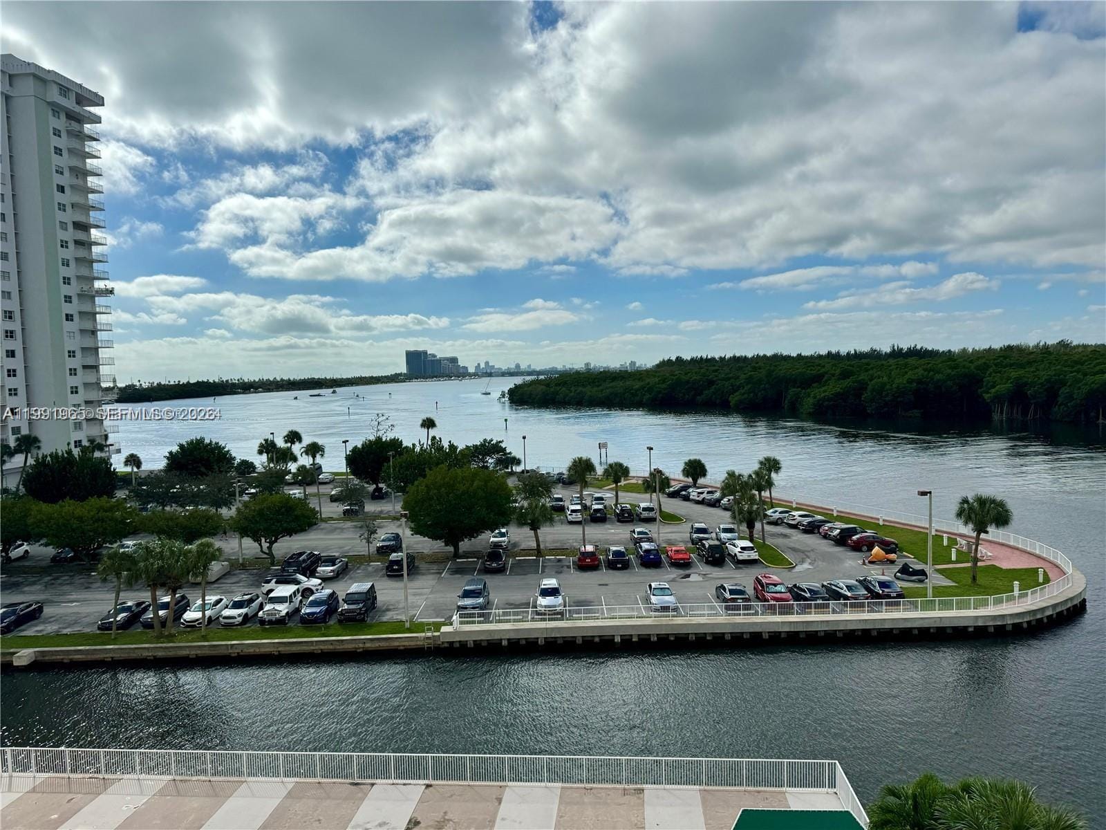 400 Kings Point Drive 609 — photo 2