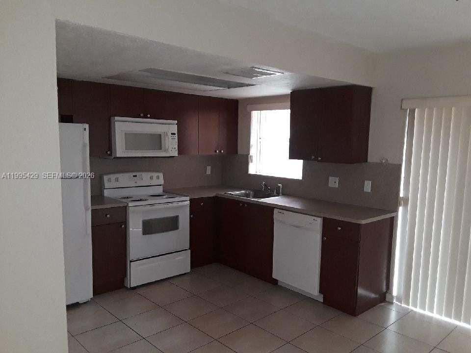 2604 NW 52nd Avenue C15 — photo 2