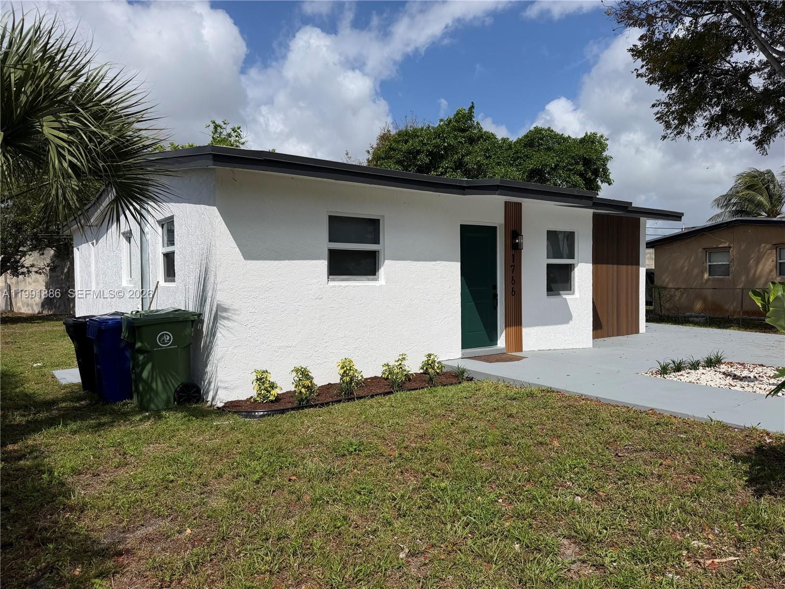 1766 Lauderdale Manor Drive — photo 2