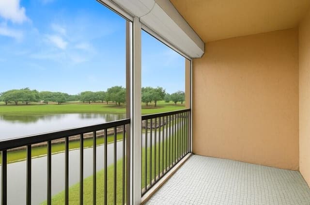 3001 W Rolling Hills Circle 301, sold in Rolling Hills Golf And, Davie, FL