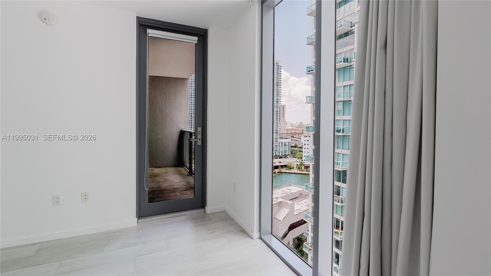 31 SE 6th Street 1906, Miami, FL 33131 photo 11