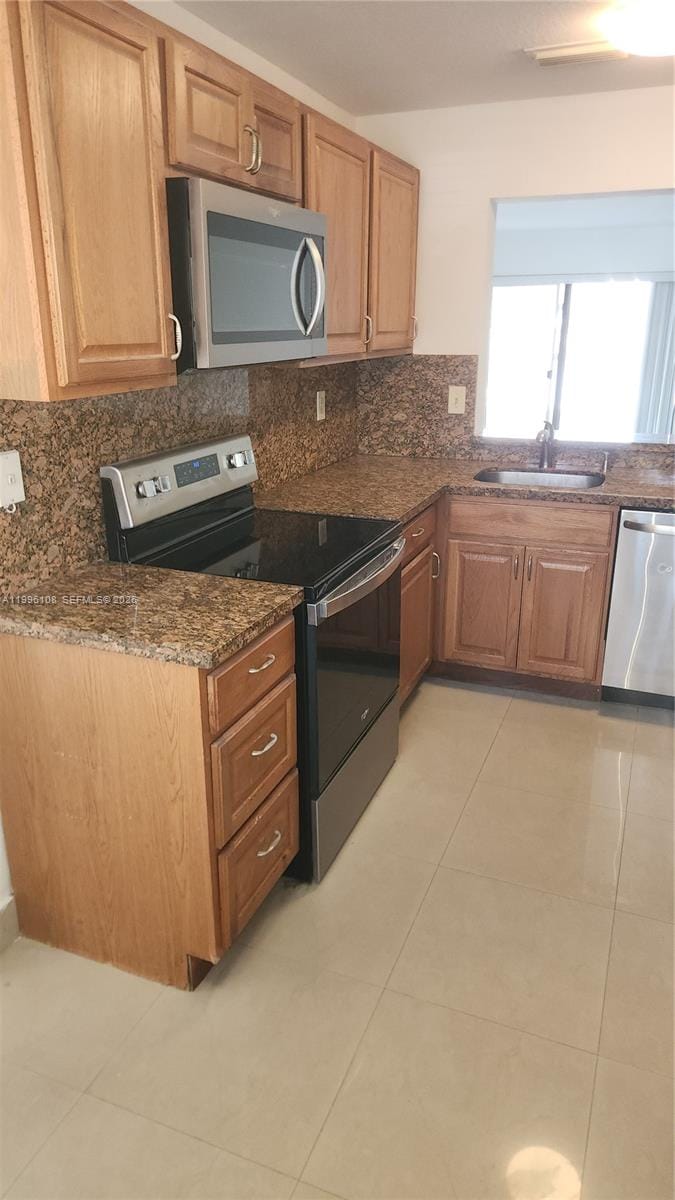 210 E Palm Circle E, Pembroke Pines, FL 33025 photo 7