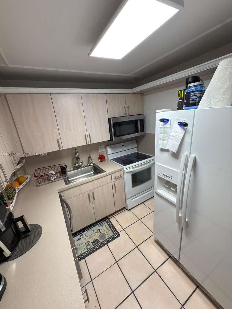 1825 W 44th Place 208 — photo 3