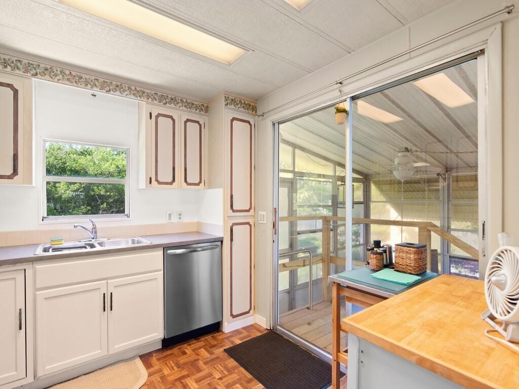 521 NE Sapphire Way — photo 3
