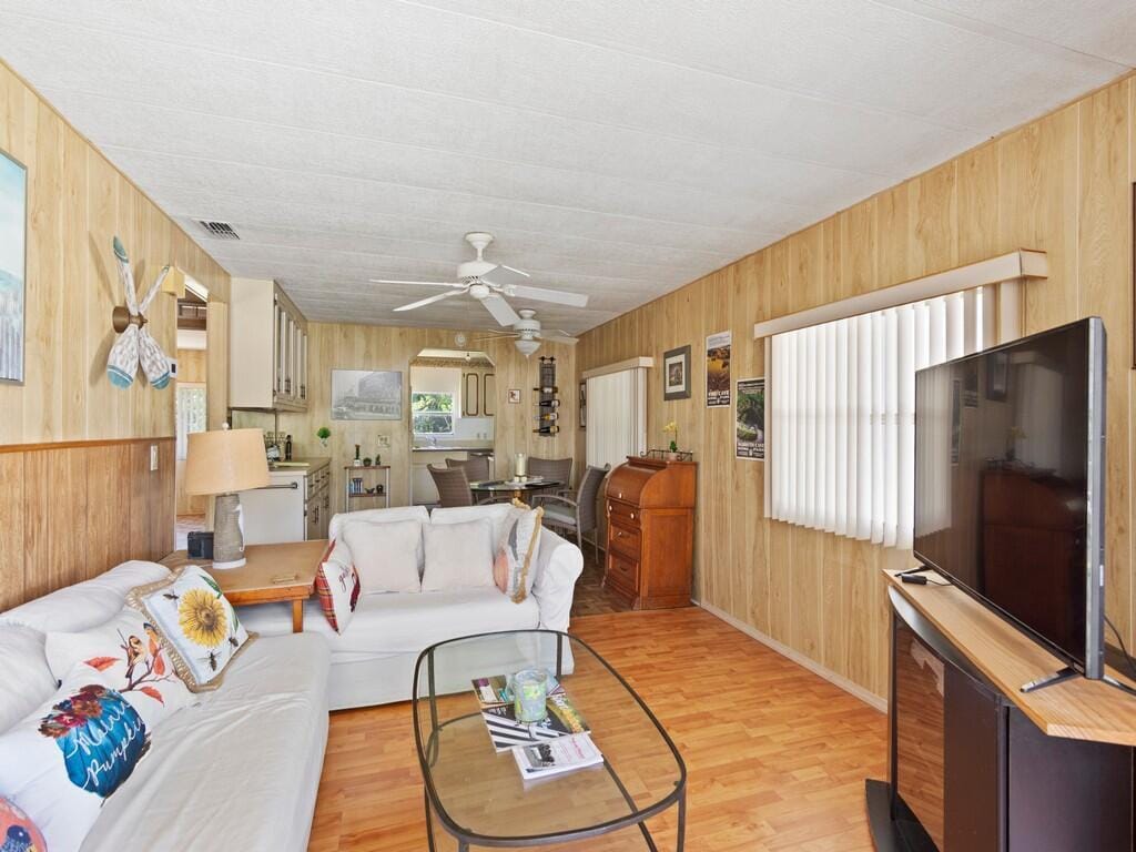 521 NE Sapphire Way — photo 6