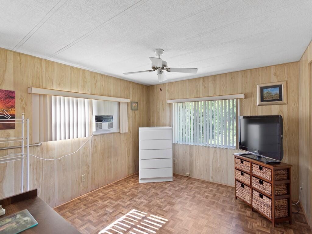 521 NE Sapphire Way — photo 10