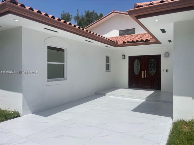 19740 W Saint Andrews Drive, Country Club Of Miami Est, Hialeah, FL