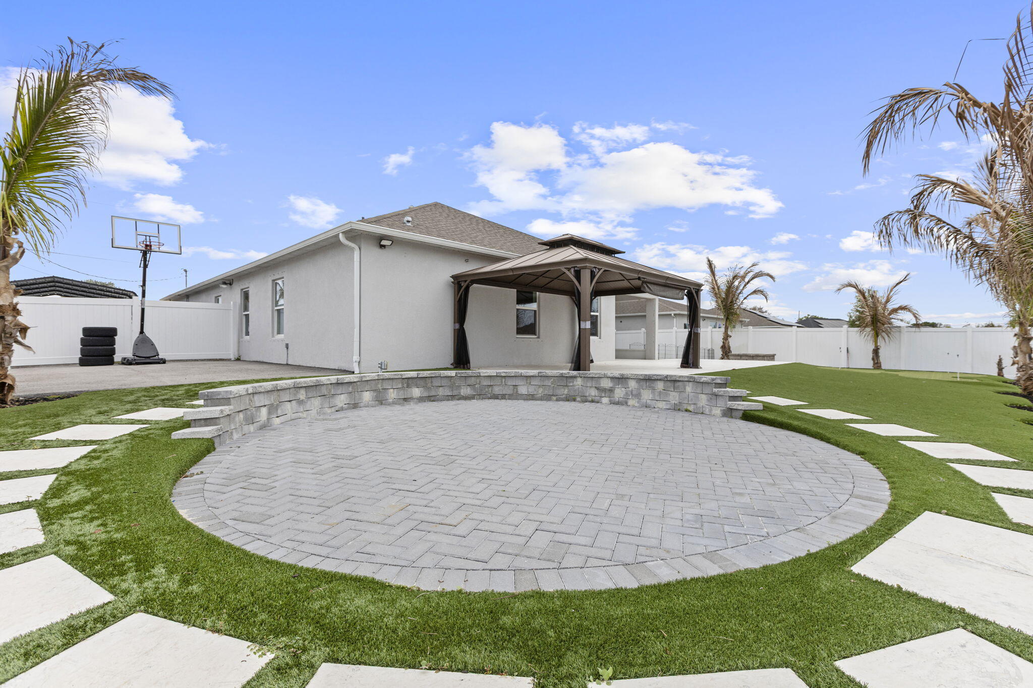 681 SW Millard Drive — photo 3
