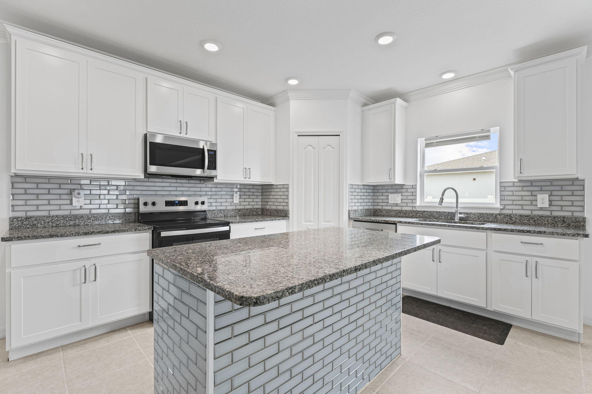 681 SW Millard Drive — photo 10
