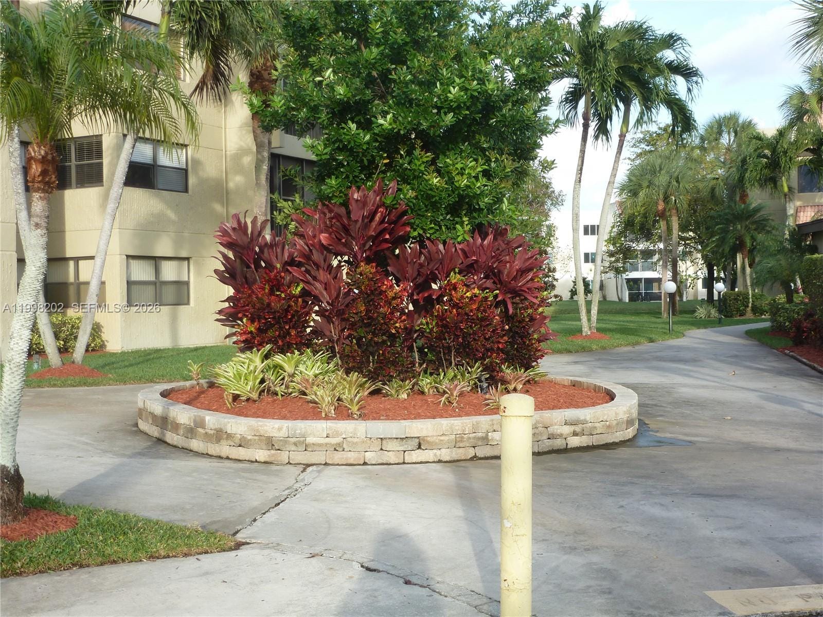 220 Lakeview Drive 301 — photo 2