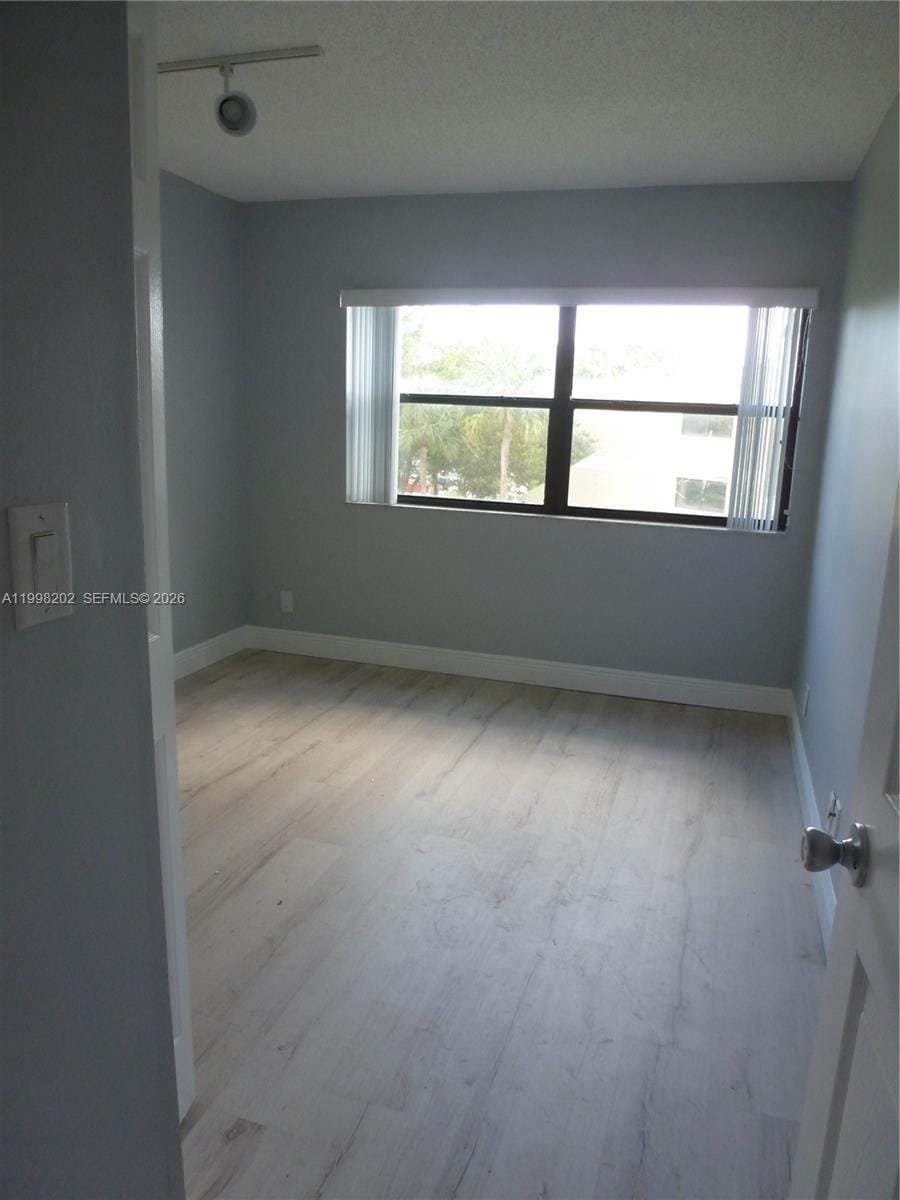 220 Lakeview Drive 301 — photo 7