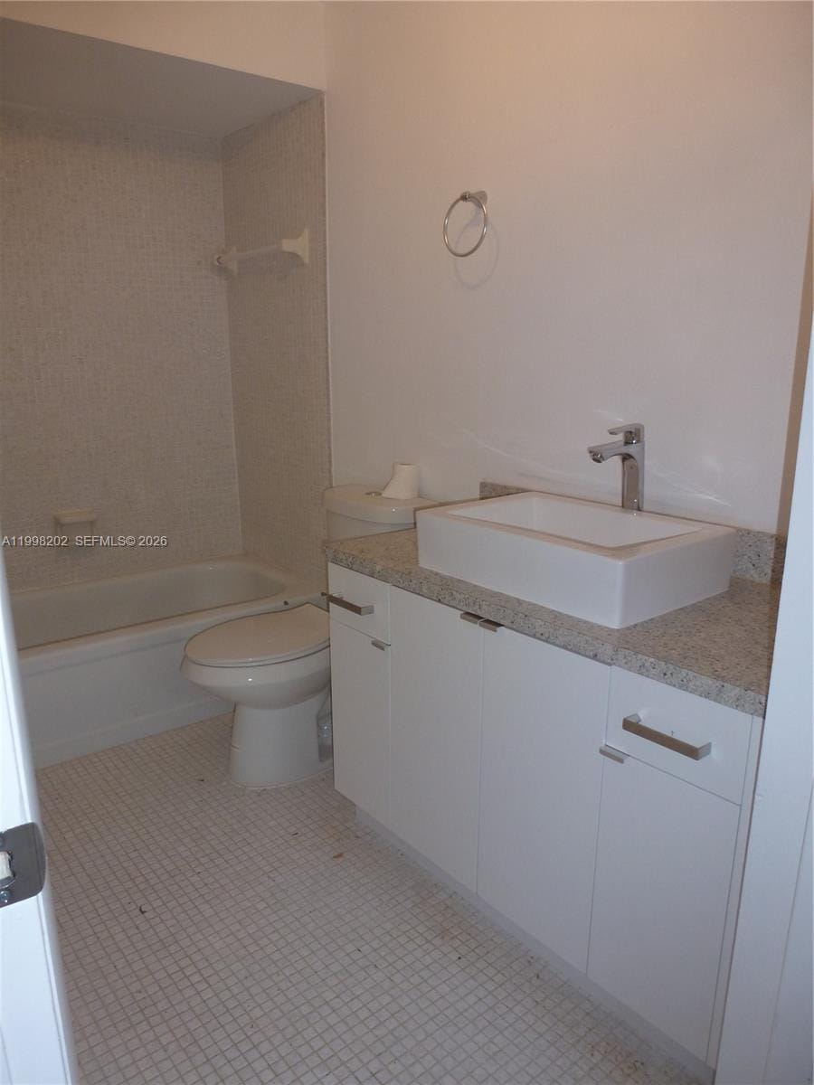 220 Lakeview Drive 301 — photo 9
