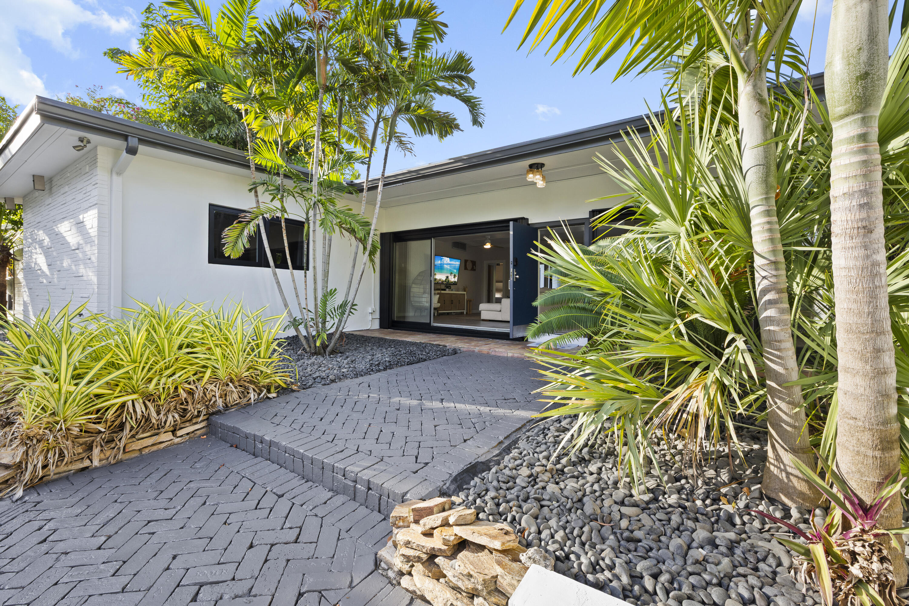 2112 Manatee Drive — photo 2