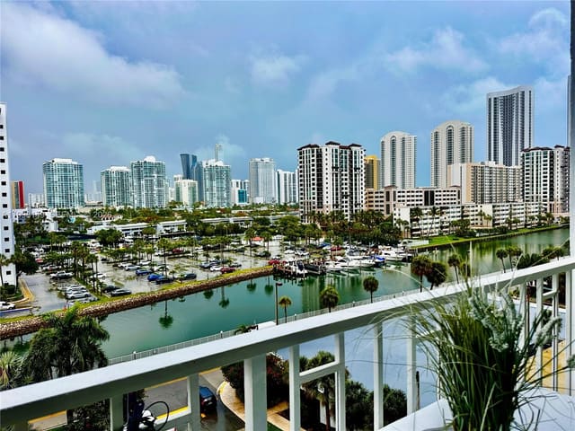 500 Bayview Drive 717, Sunny Isles Beach, FL 33160