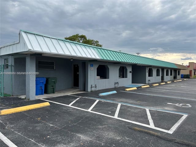 400 NE 44th Street, Oakland Park, FL 33334