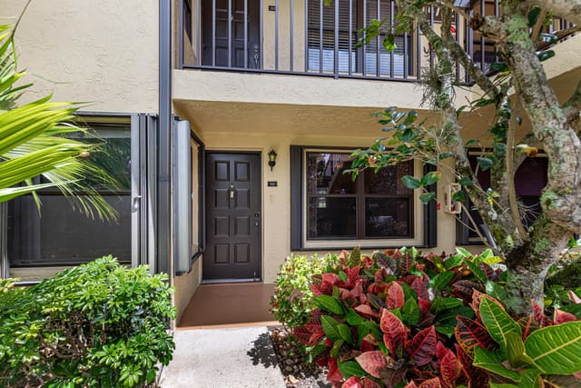 4702 E Lucerne Lakes Blvd Boulevard E 103, sold in Lucerne Greens Condo, Lake Worth, FL
