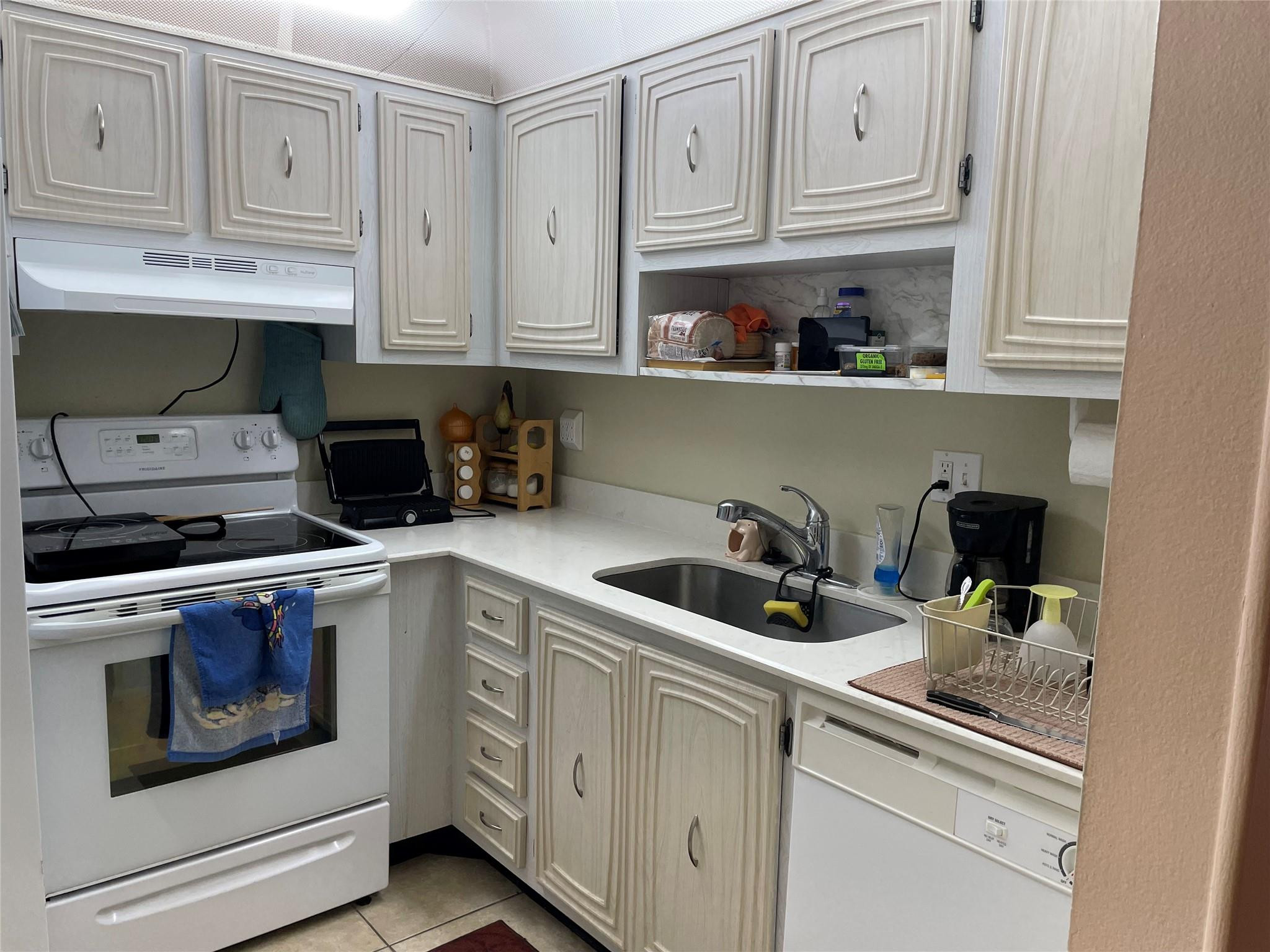 2821 Somerset Drive 118, Lauderdale Lakes, FL 33311, Lauderdale Lakes