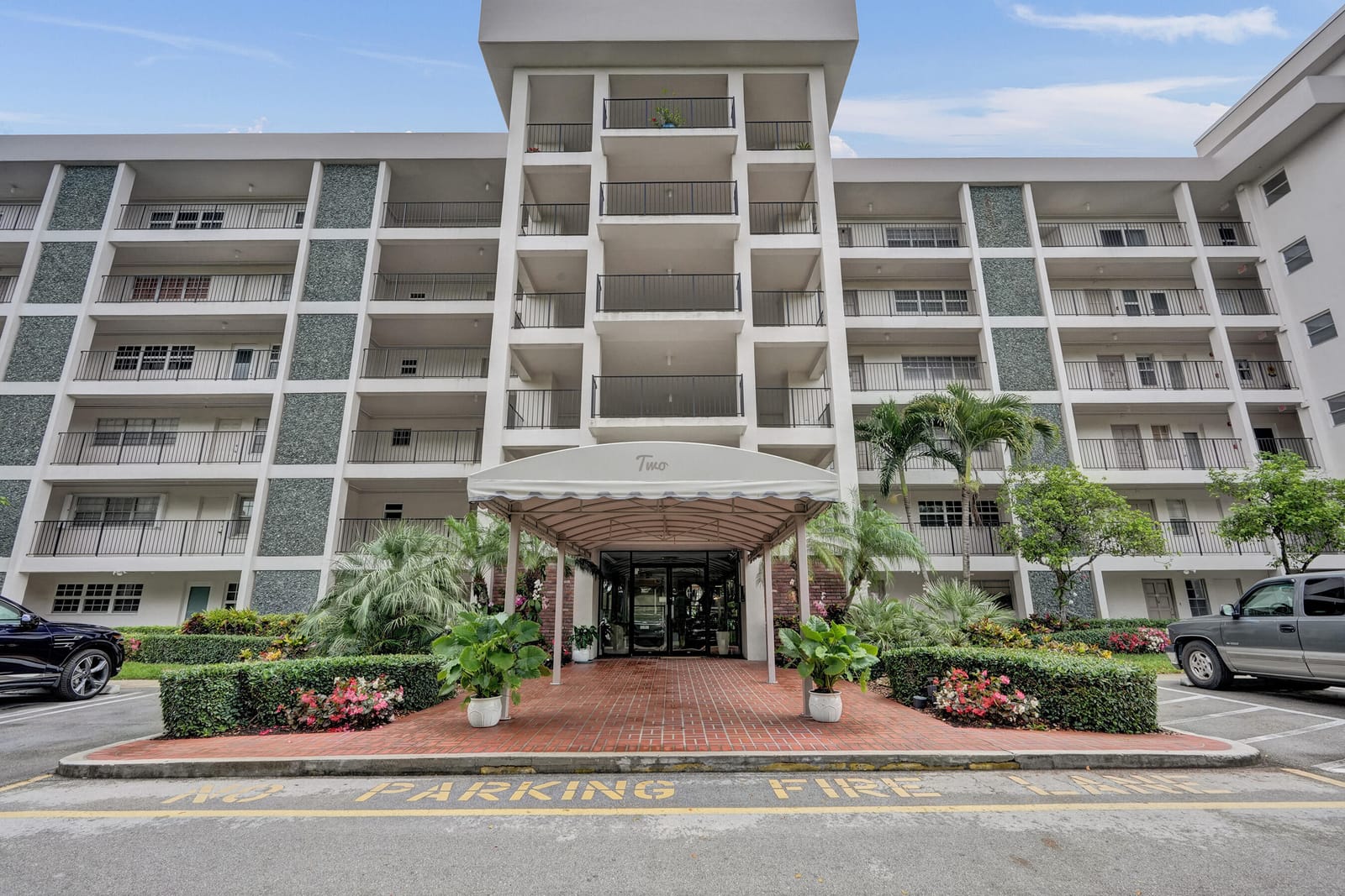 2850 N Palm Aire Drive 401 — photo 2