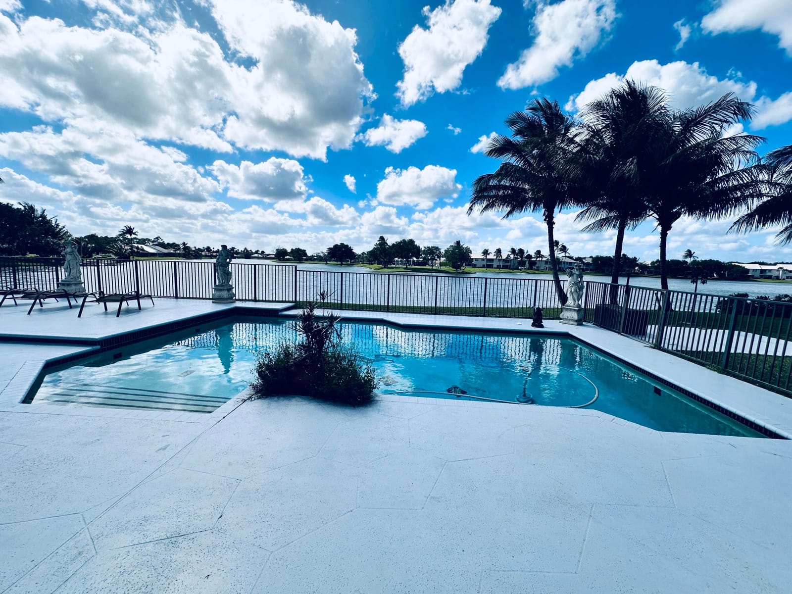 6695 Lake Loran Way, Greenacres, FL 33467