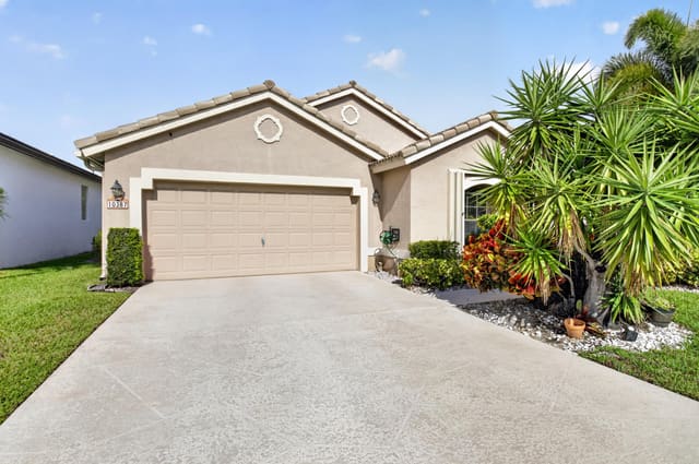 10387 Lexington Circle S, sold in Lexington Lakes, Boynton Beach, FL