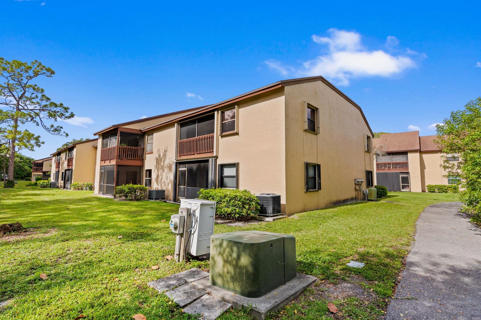 402 Lakeview Drive E, Royal Palm Beach, FL 33411 photo 1