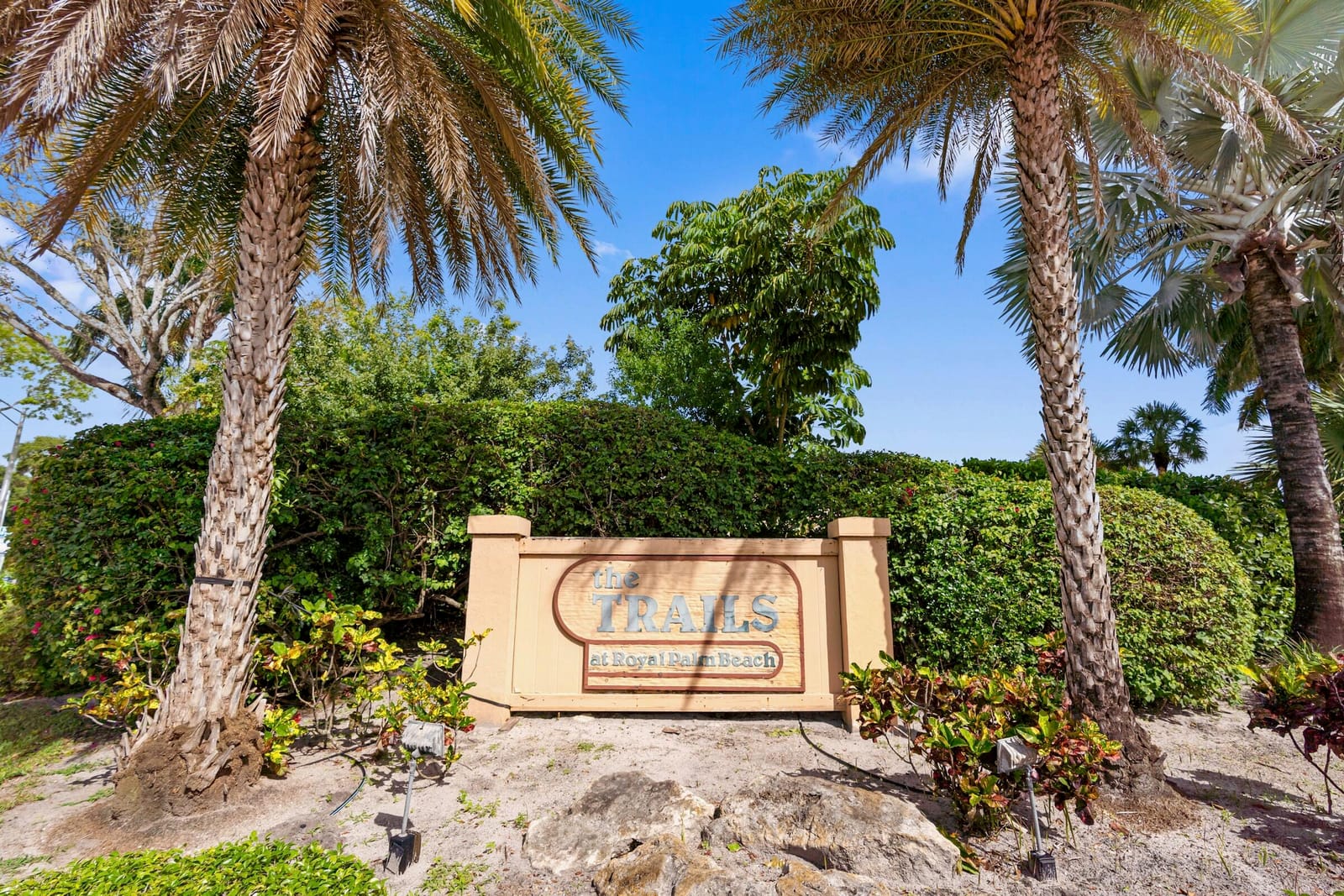 402 Lakeview Drive E, Royal Palm Beach, FL 33411 photo 2
