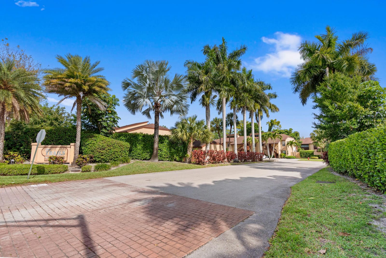 402 Lakeview Drive E, Royal Palm Beach, FL 33411 photo 3