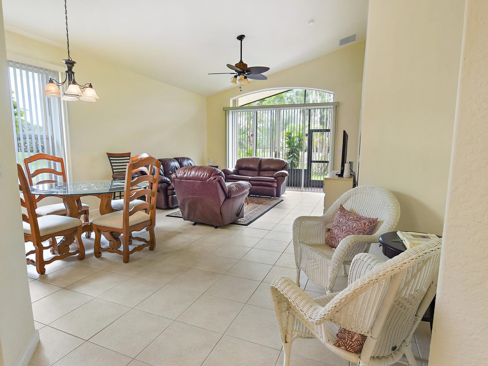 833 NW Rutherford Court NW — photo 4