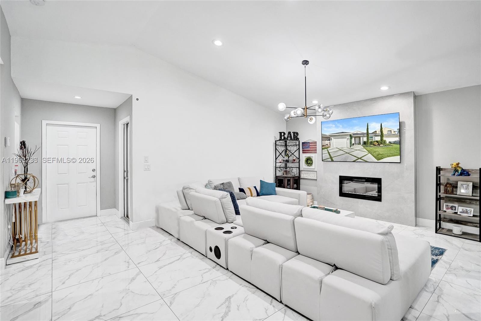 372 W Riverbend Drive — photo 3