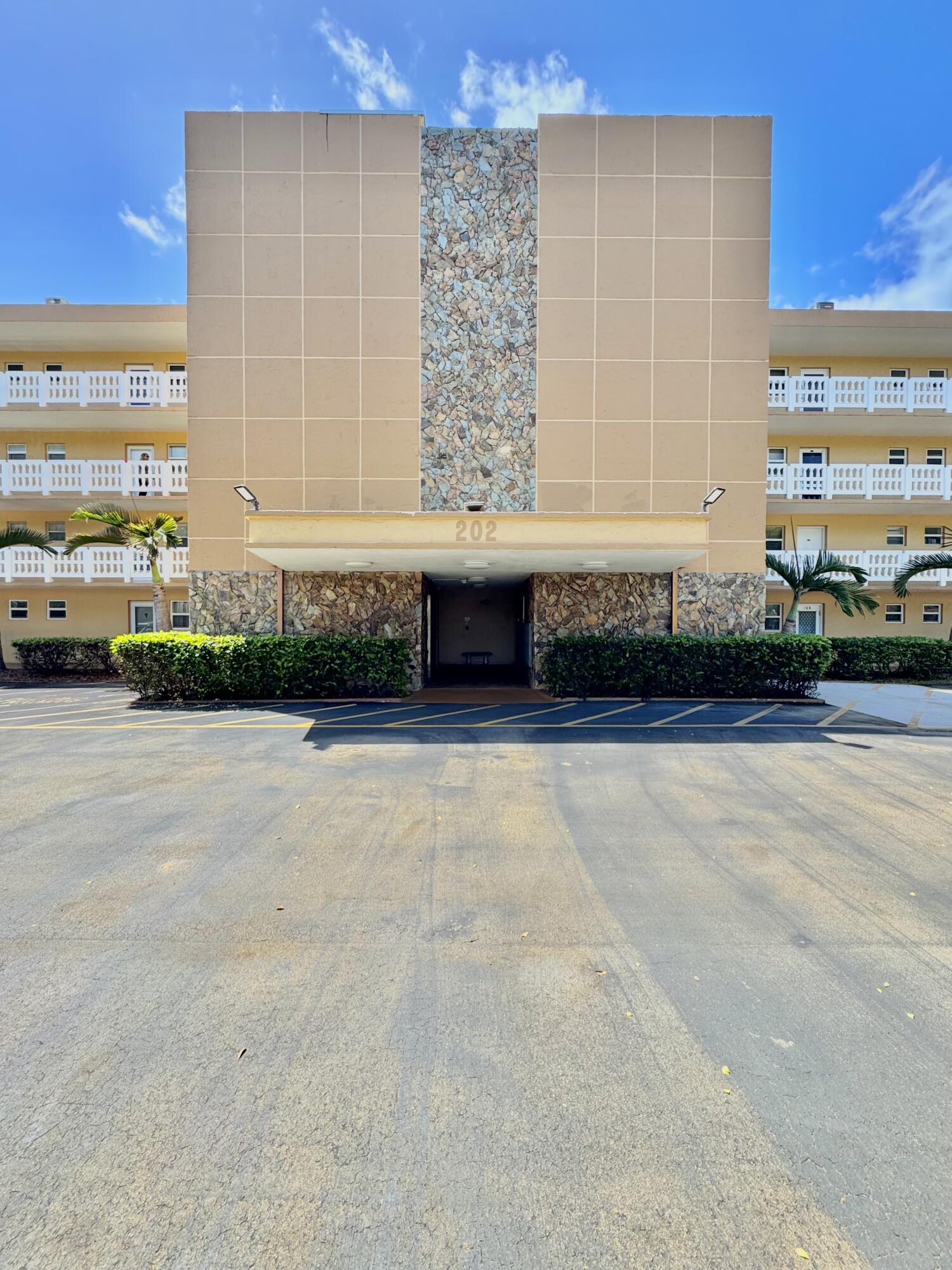 202 SE 10th Street 105, Dania Beach, FL 33004, Dania Beach