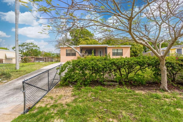 131 Ficus Tree Drive, sold in San Castle, Lantana, FL