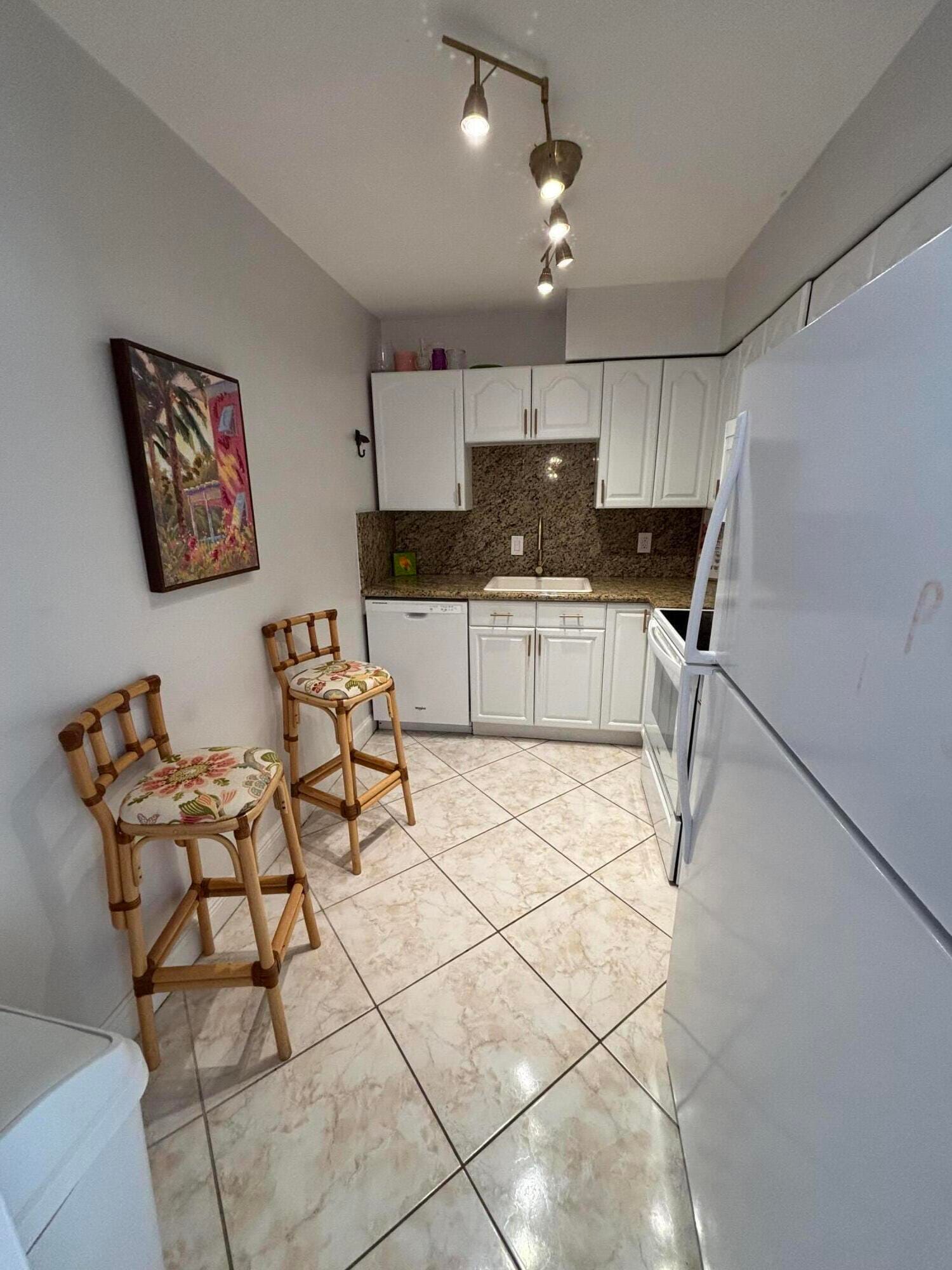 510 Prosperity Farms Road 8b — photo 3