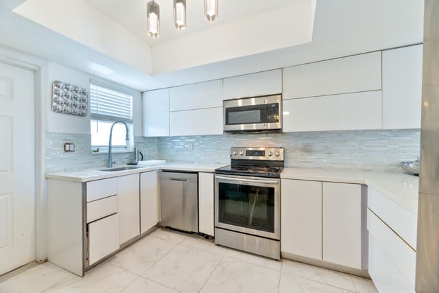 2841 NE 33rd Court 303, Fort Lauderdale, FL 33306