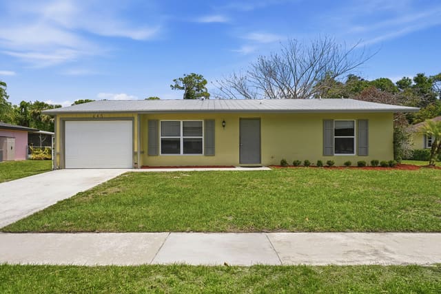 445 NE Armory Circle, Port St. Lucie, FL 34983