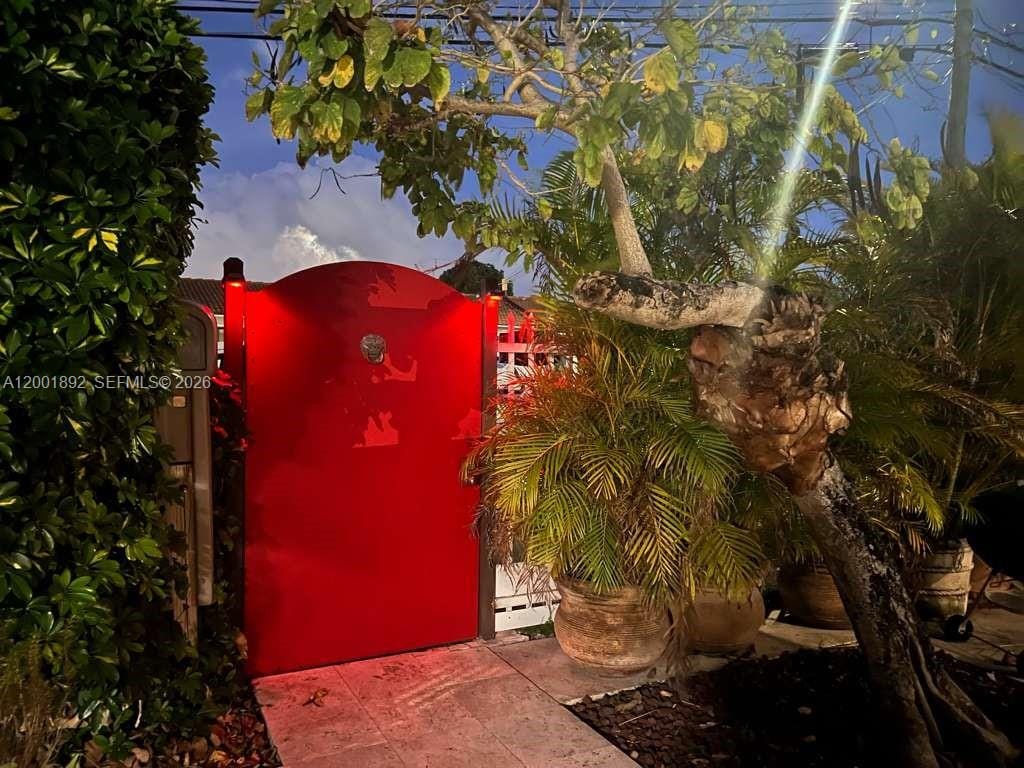 6900 SW 22nd Street, Miami, FL 33155 photo 1