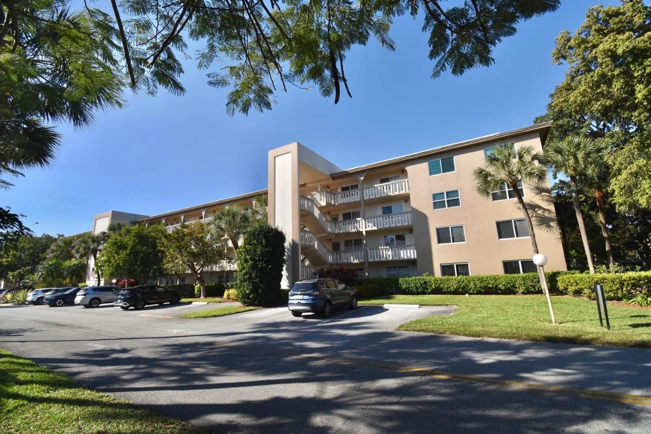 4301 Martinique Circle K1 — photo 3