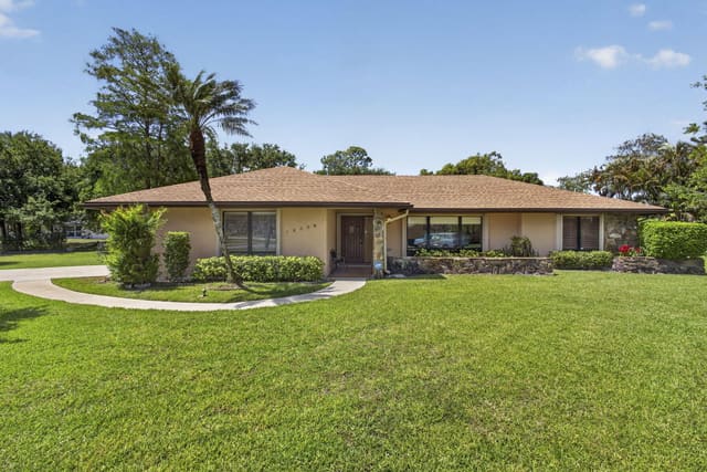 12338 Old Country Road N, sold in Pinewood East 2 Of Wellington, Wellington, FL