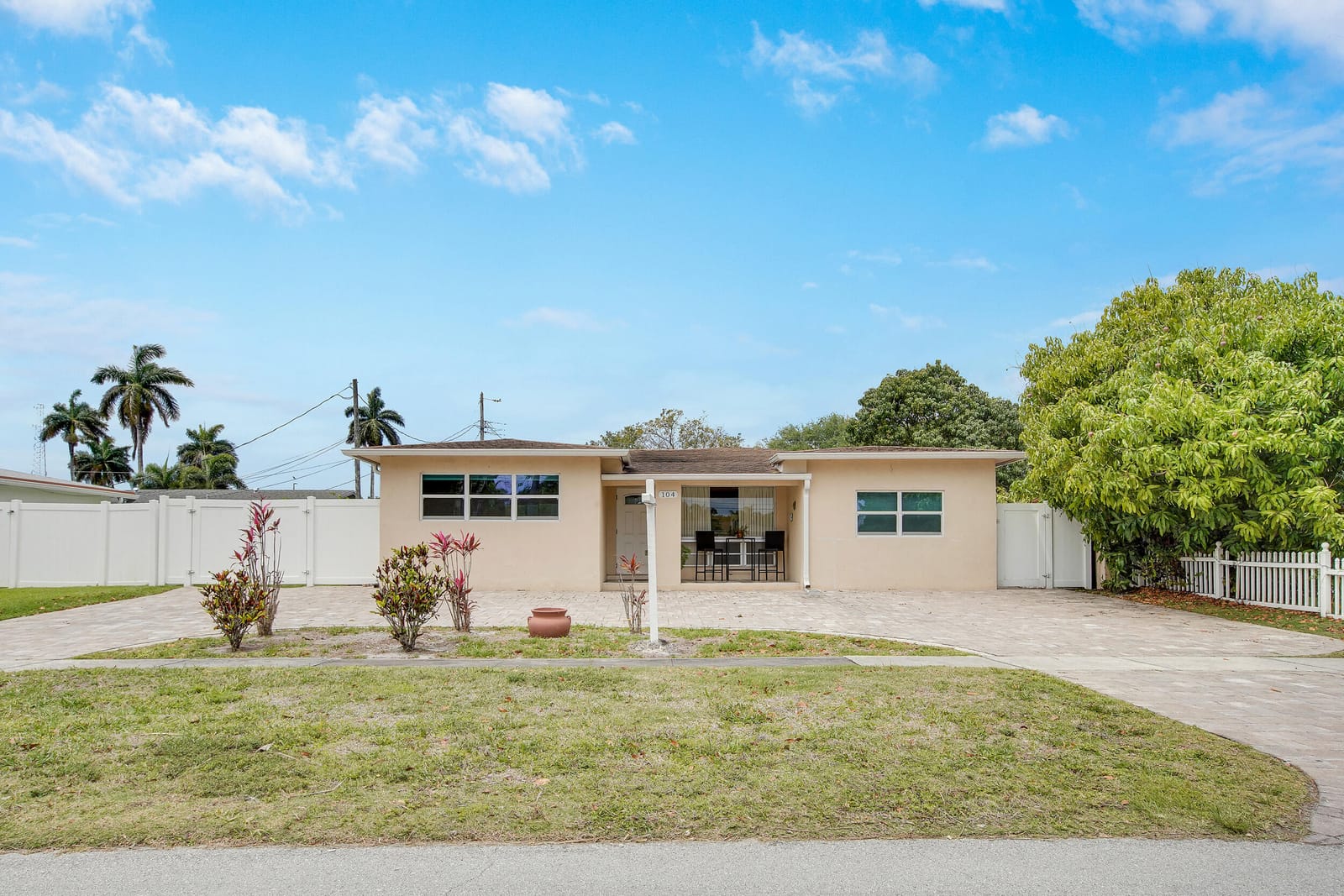 104 N 31st Court, Hollywood, FL 33021 photo 2
