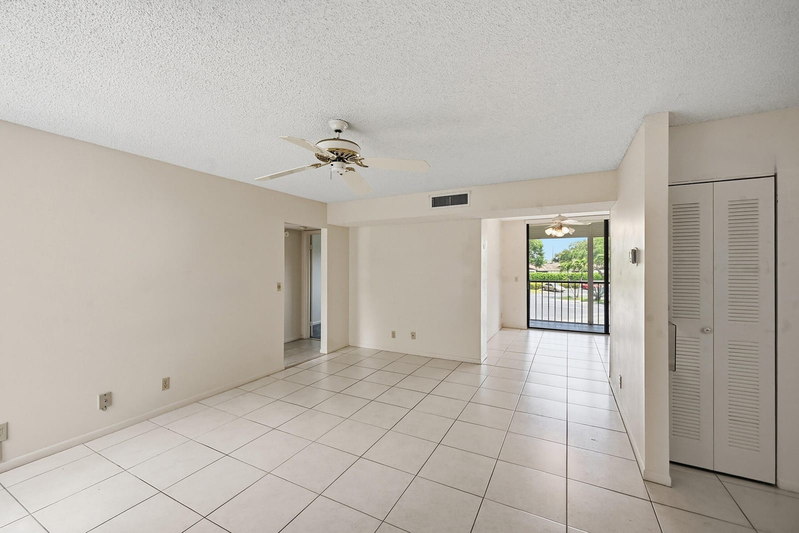 5370 Las Verdes Circle 219 — photo 7