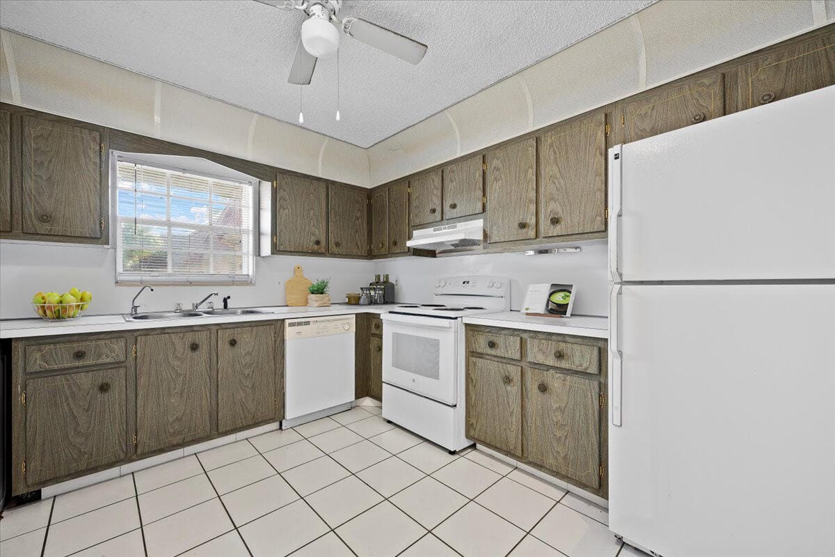 102 Amherst Lane, Greenacres, FL 33467 photo 4