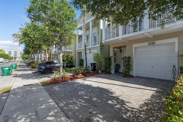 10788 NW 76th Lane, sold in Reserve At Doral East, Doral, FL