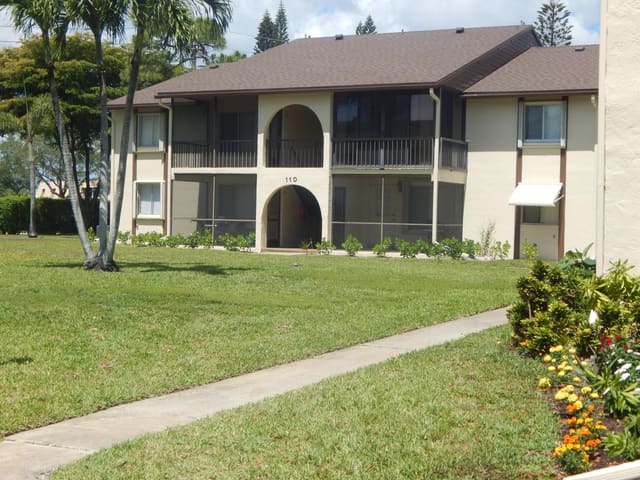 110 Lake Pine Circle D-2, Greenacres, FL 33463