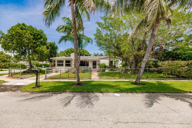 637 Troy Boulevard, sold in Golfview Heights 8, West Palm Beach, FL