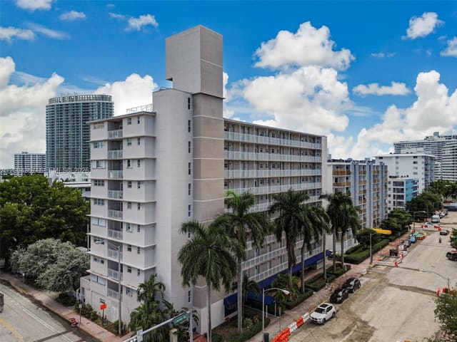 1300 Lincoln Road B402, Miami Beach, FL 33139