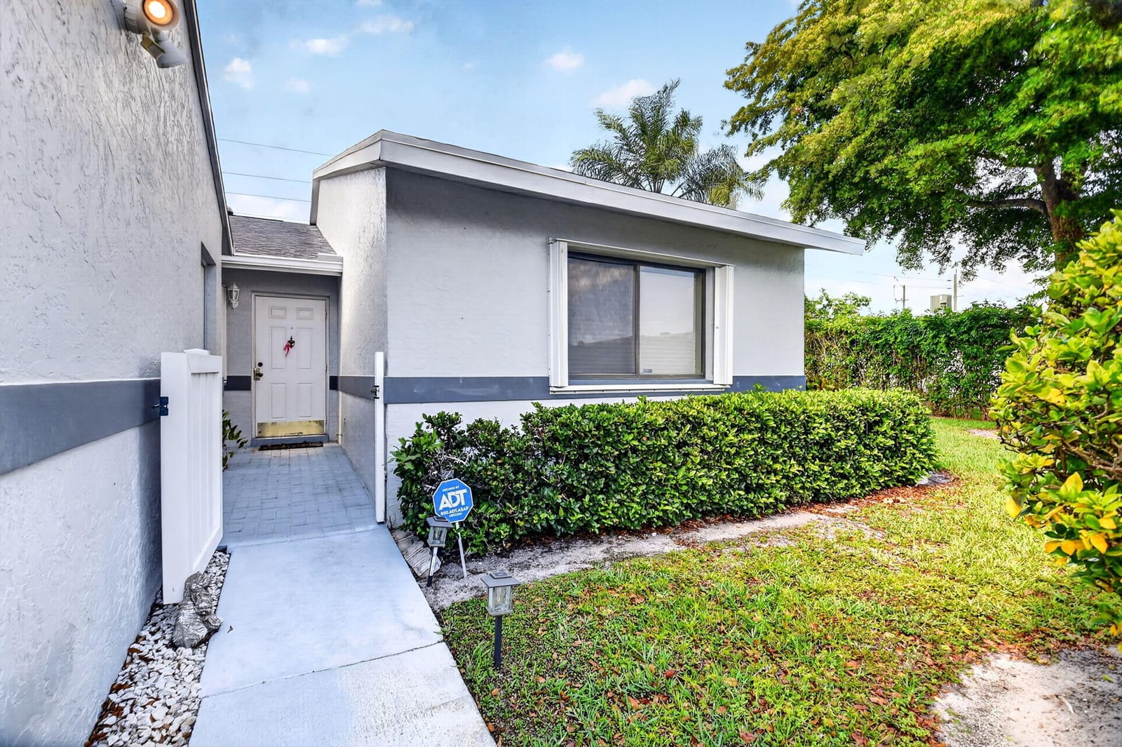 2641 Gately Drive W 1506, West Palm Beach, FL 33415 photo 2