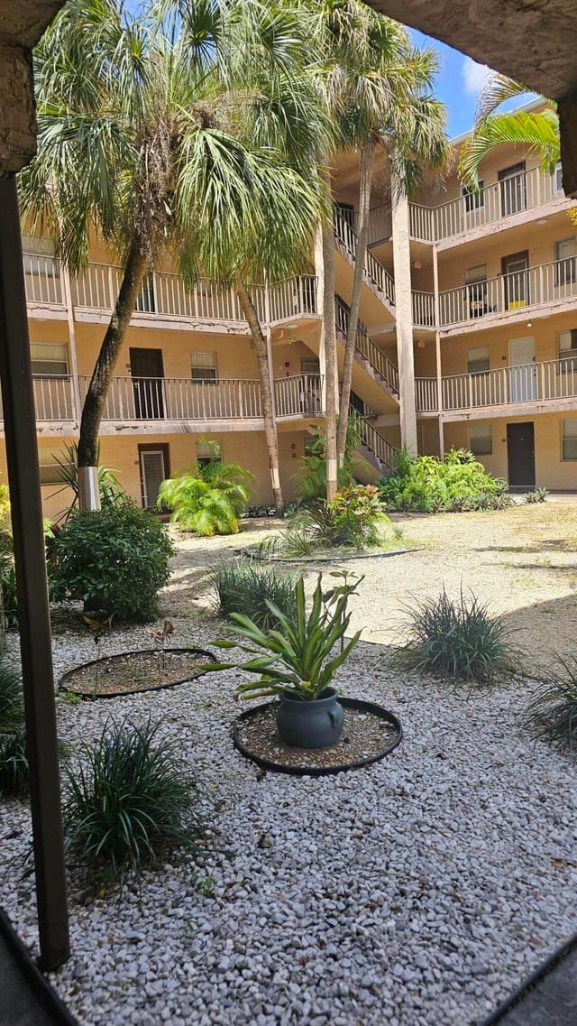 2840 Somerset Drive 418m, Somerset At Lauderdale Lakes, Lauderdale Lakes, FL