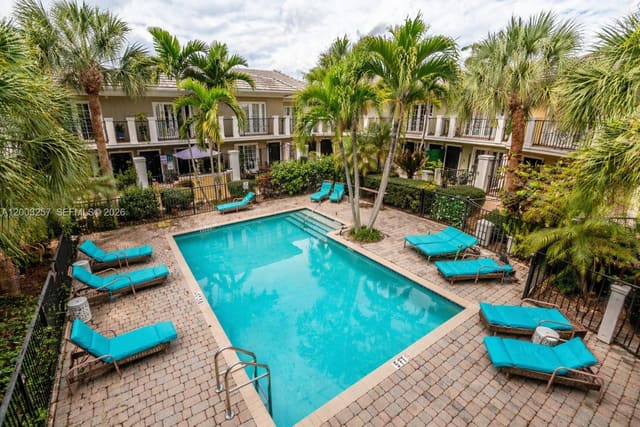 1000 Palm Trail 6, Delray Beach, FL 33483