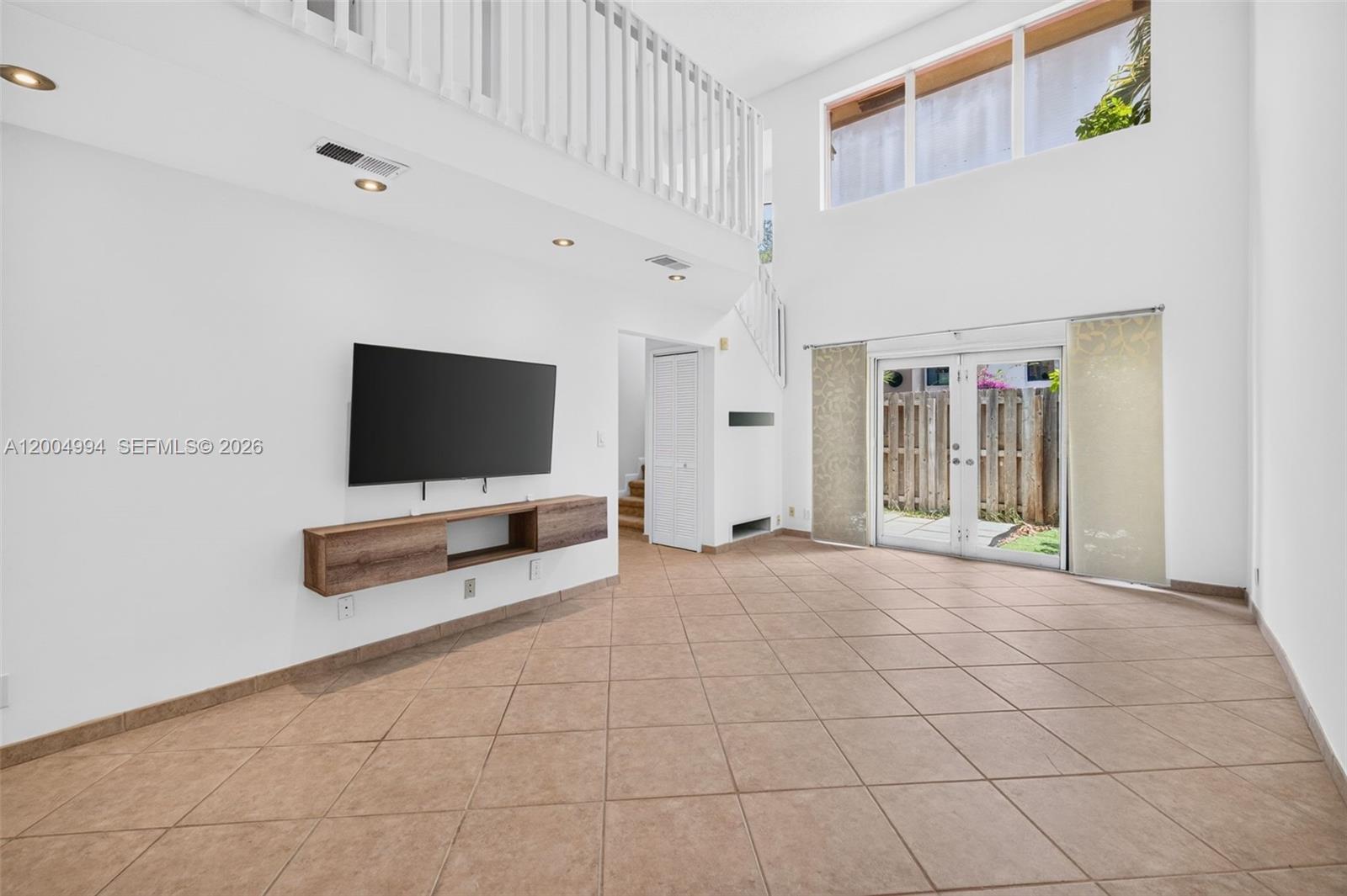 341 City View Drive — photo 2